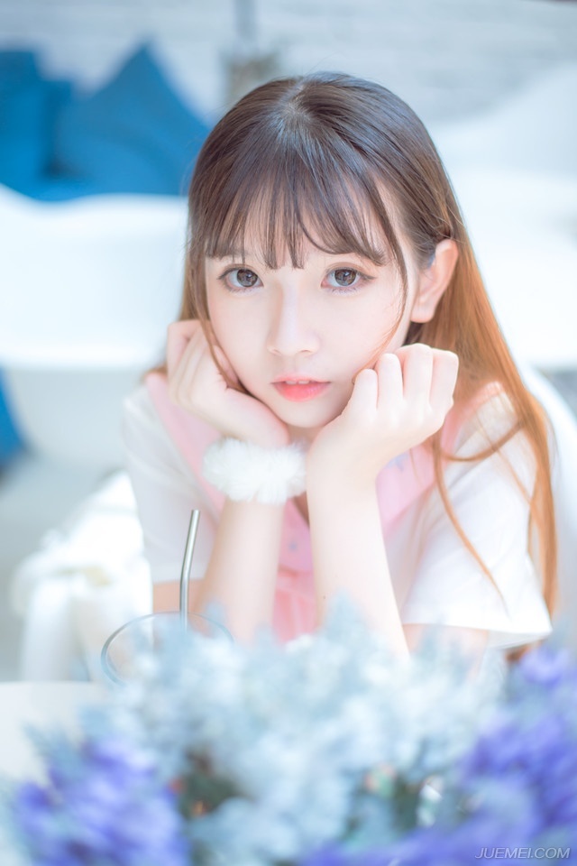 “不怪，不怪。”庞统笑着摇了摇头，这等忠义之士，只要允许，没人愿意杀：“那便先看押，不可怠慢，待我们攻破成都之后，再行说服。”